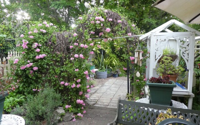 99 Tihi Rd Bed & Breakfast