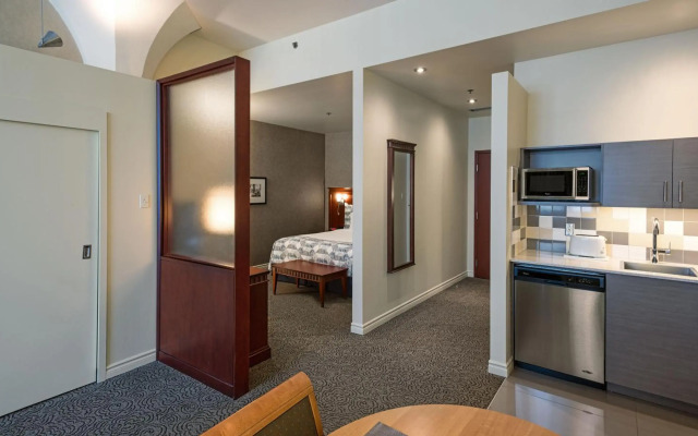 Le Square Phillips Hotel And Suites