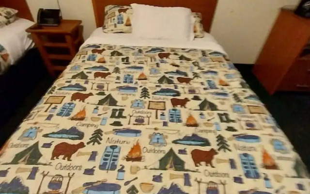 Going-To-The-Sun Inn & Suites