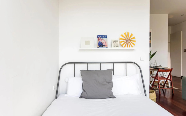 Bonjardim Studio w/ Balcony by LovelyStay