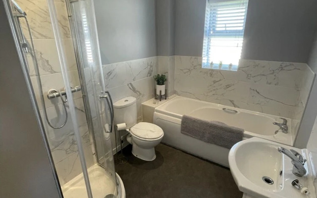 Beautiful 2 Bedroom House, Seasisde Location