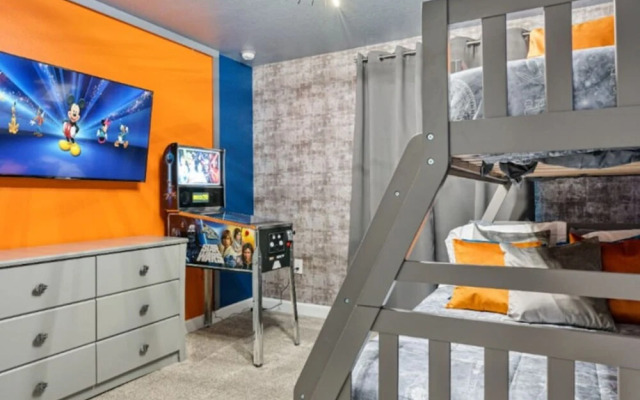 Amazing 4bdr House Storey Lake