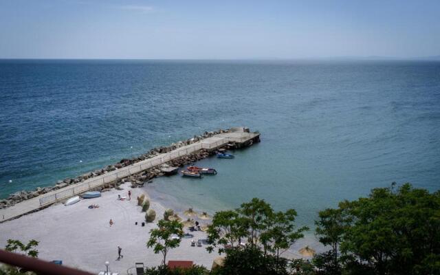 Guest House Ianis Paradise