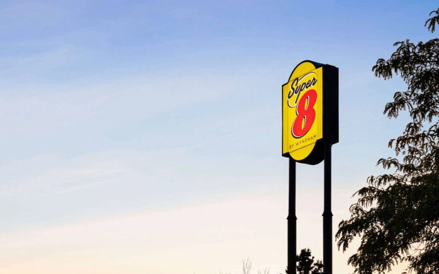 Super 8 by Wyndham Germantown/Milwaukee