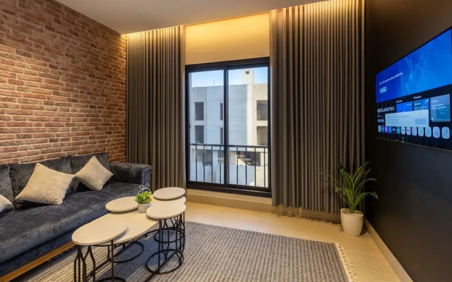 Vibrant Two BR With Shared Garden in Almadinah