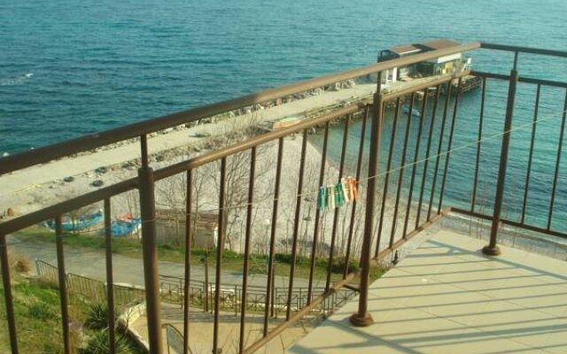 Guest House Ianis Paradise