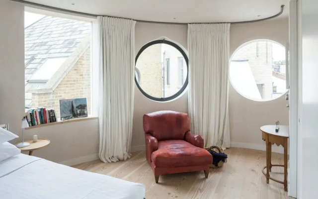Blythe Road by Onefinestay