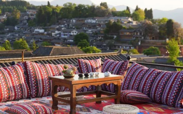 Sanxun Ancient City Panorama Homestay (Lijiang Ancient City Waterwheel Branch) – Balcony – Lijiang