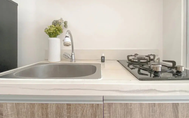 Warm And Simple 1Br Apartment At Vittoria Residence