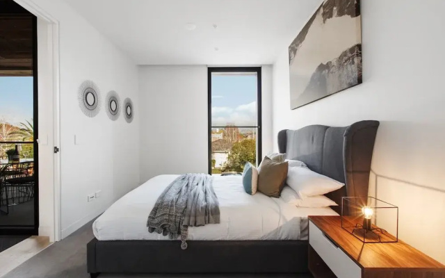 Chic 1-bed With a Sleek Balcony Near Shops