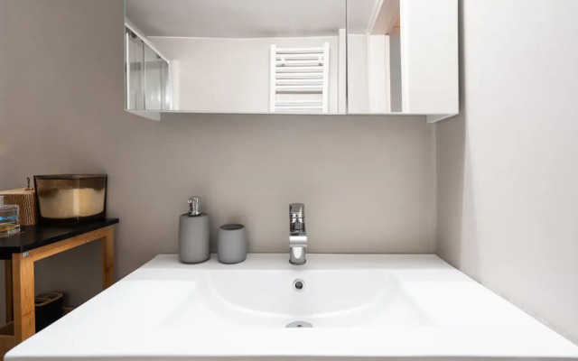 Elegant And Fresh Apt In Hip Pagrati