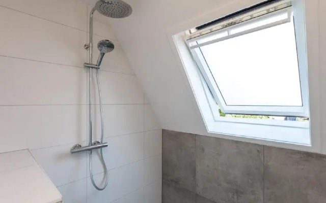 Carefully Furnished House with Bath near Mookerplas