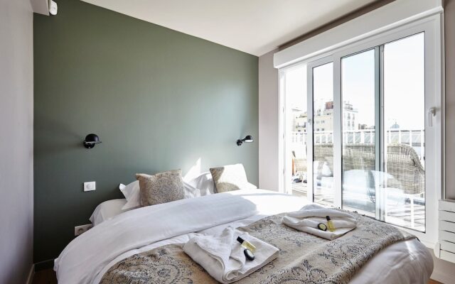 Stunning 2BR Home With Balcony in Batignolles