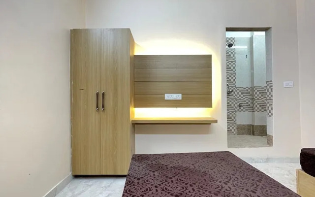 Host varanasi