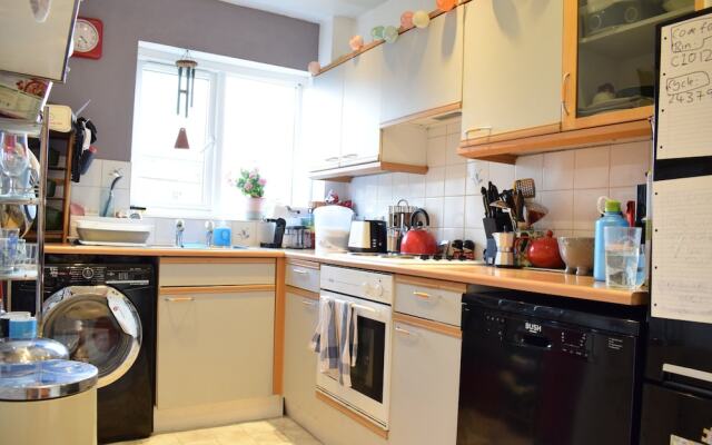 Cosy 2 Bedroom Flat Overlooking Canal in Hackney