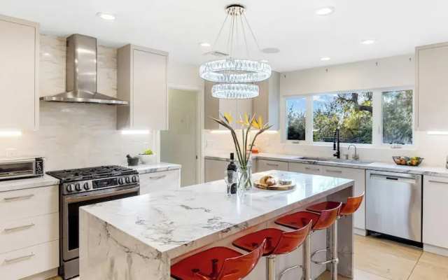 LA Hillside Retreat w/ Pool, Views, Fire Pit & Outdoor Lounging Casa Bellagio by Avantstay