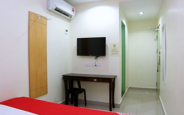 OYO 44054 Holiday Mansion Inn