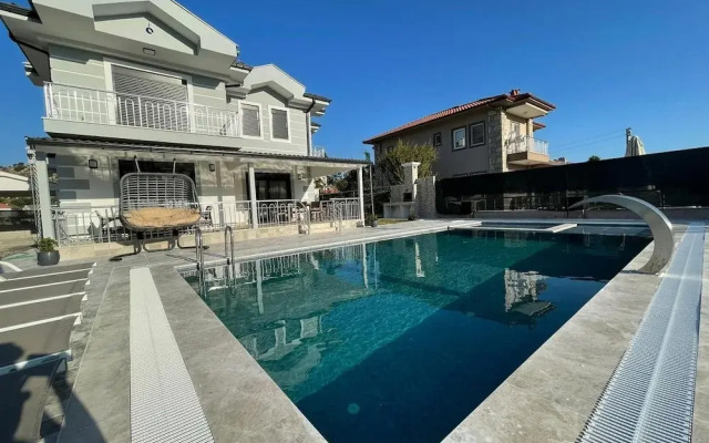 Inviting 4-bed Villa Lina With lux Pool