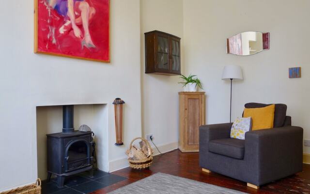Spacious 2 Bedroom Home In Leith