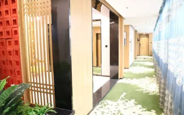 Kee Royal Hotel (Dengzhou Hua Chau Academy Store)