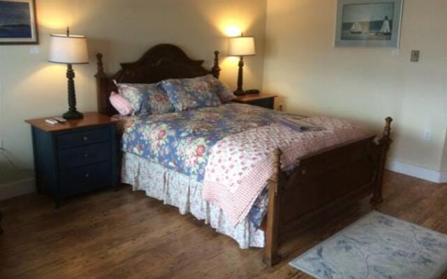 The Water's Edge Inn & Gallery
