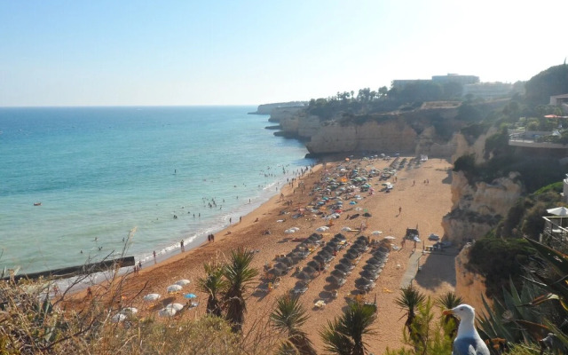 Apartamento Praia de Porches,izibookings