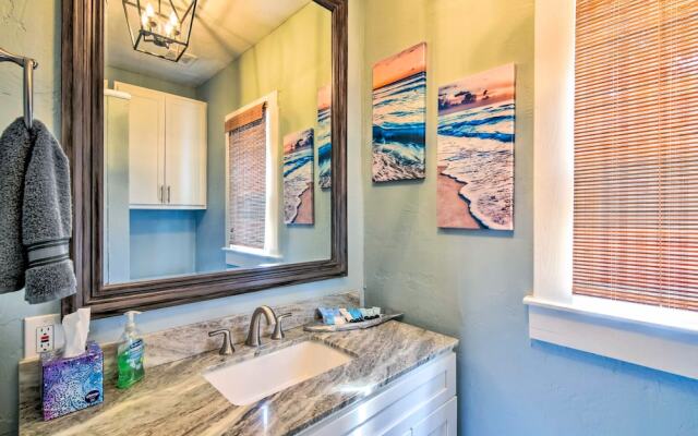 2 Mi to Beach & Seawall: Quaint Home in Galveston!