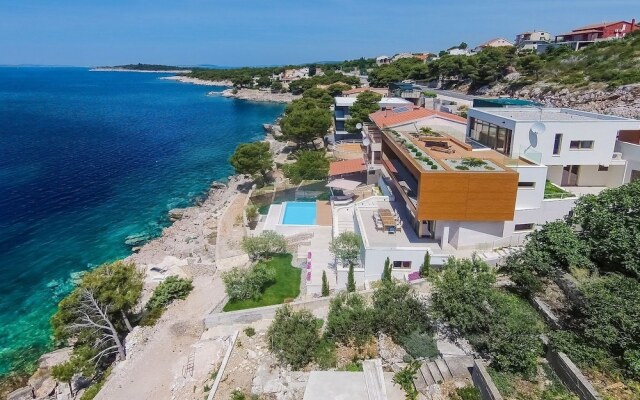 Villa Gloss