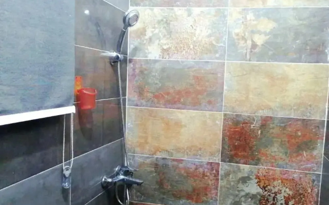 1 Bed House Private Compound With Off Road Parking