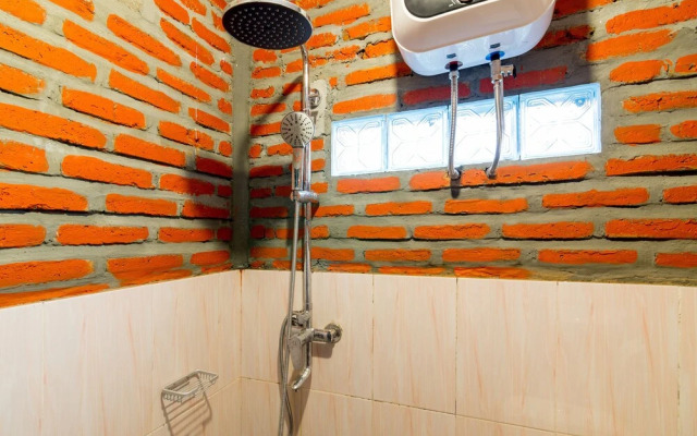 Roemah Gladak Kebon Sidoluhur by Oyo Rooms