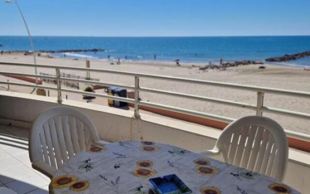 Nice 70m With Terrace In Front Of The Sea!