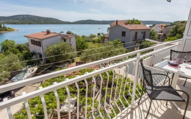 Cozy Seaview Retreat A & M Apartments