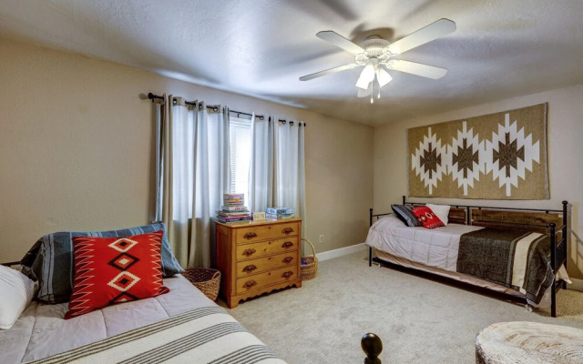 Flagstaff Townhome w/ Patio ~ 4 Mi to Downtown!