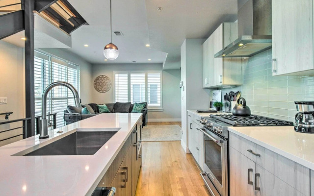 Luxe Denver Townhome: Hot Tub + City Views!