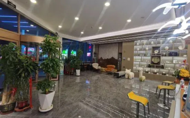 Four Seasons Jincheng Hotel (Five Avenues ZhiGu Subway Station)