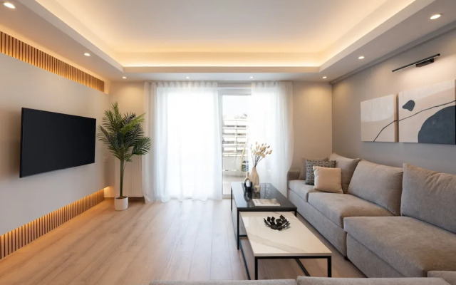 Luxury Apartment near Floisvos Marina