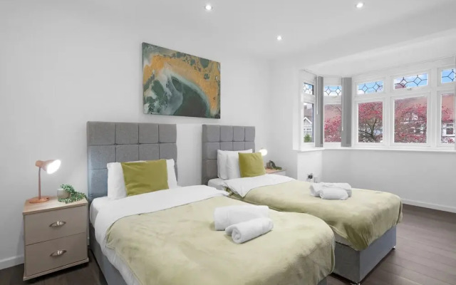 Spacious 5BR 3BA Serviced Hse in Croydon