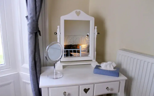 Silver Lining - Gilmore Place Apartment