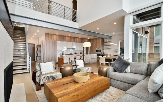 Ski-in/ski-out Elegant 5br/6ba 5 Bedroom Townhouse by Redawning