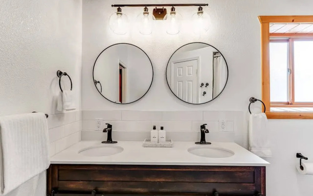 Private Luxurious Cabin w spa Near Breckenridge