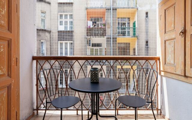 Retro Apartment Cracow Center by Renters