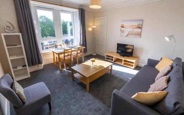 ☆ Bright, 2 Bedroom West End Apartment ☆