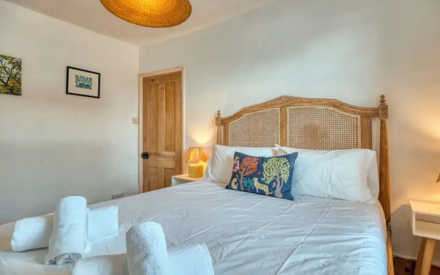Stylish 2BD with Private Garden & Sauna