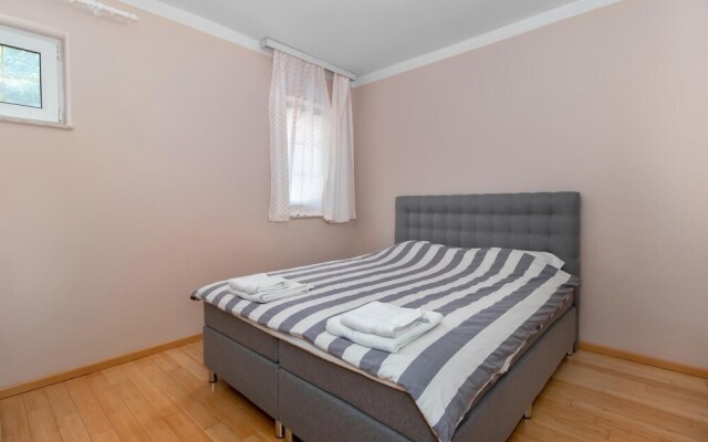 Beautiful Apartment in Dramalj With Wifi and 3 Bedrooms