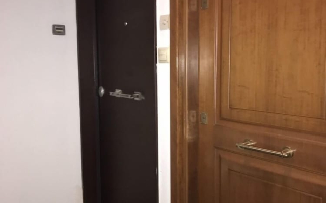 Renovated minimal aptm next to metro