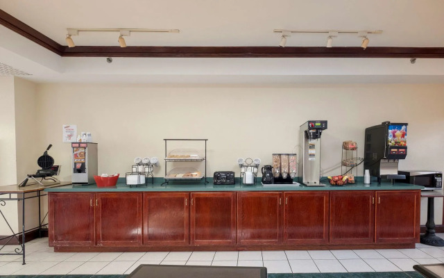 Red Roof Inn & Suites Newnan