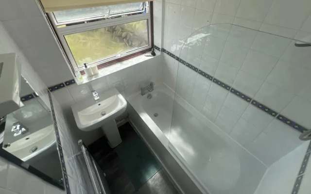 3-bed House Sleeps 5 - Smart Tv - Free Parking