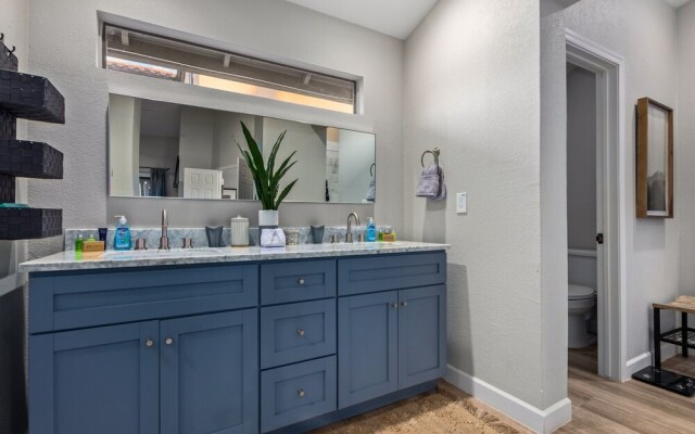 110th Scottsdale 3 Bedroom Home by RedAwning