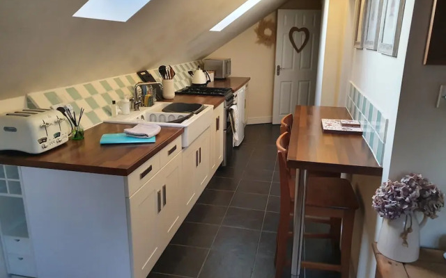 Cosy Village Apartment in Nottingham With Parking
