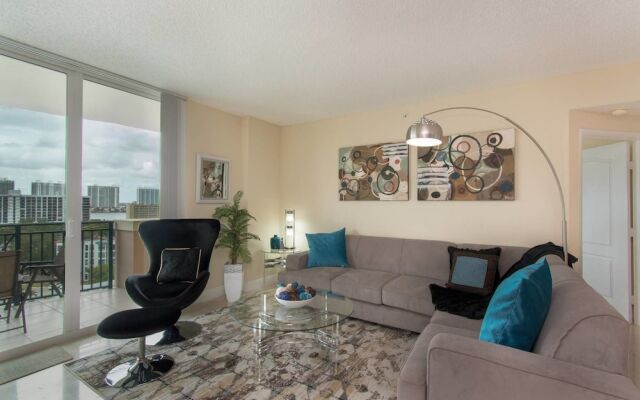 Stylish Modern 2bd 2bth Apt Near the Beach
